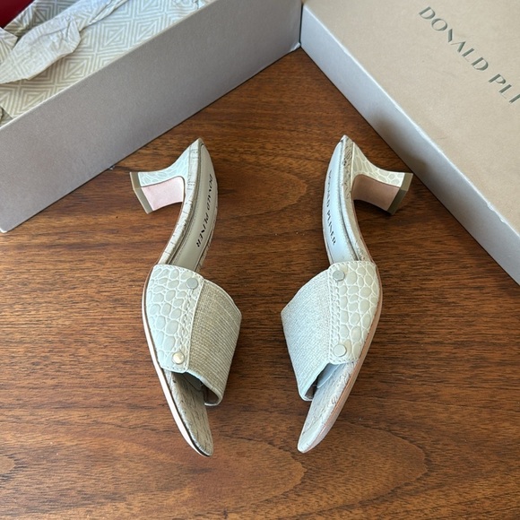 new Donald Pliner “Kelzaje” Kitten Heel Slip-On Sandals Beige size 6 - Picture 5 of 9